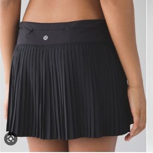 LULULEMON “pleat to street skirt” size 4 black. Bought for 68$ selling for 34$